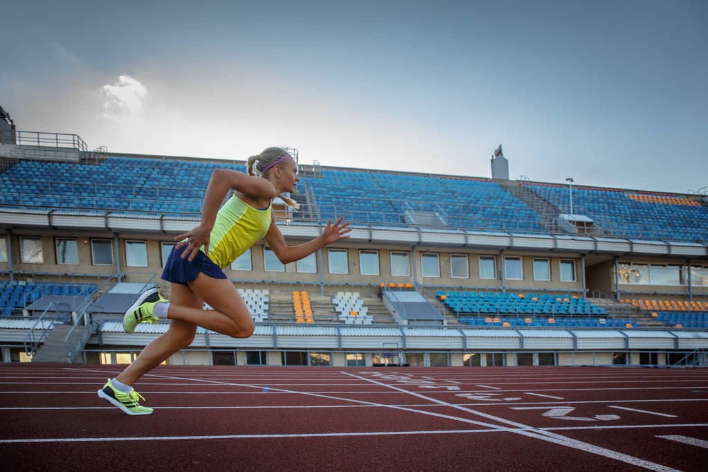 詹皇赛场怒瞪队友！连东契奇都难承受的表情，顿时惹争议